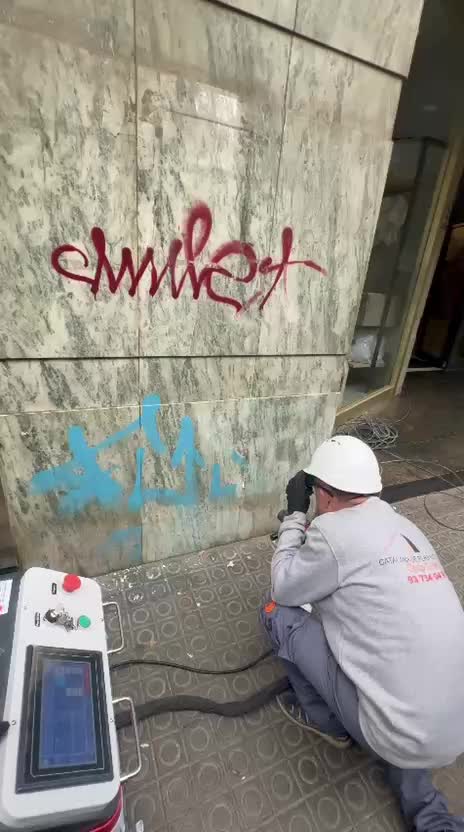 limpieza de gratifis en fachada de Barcelona