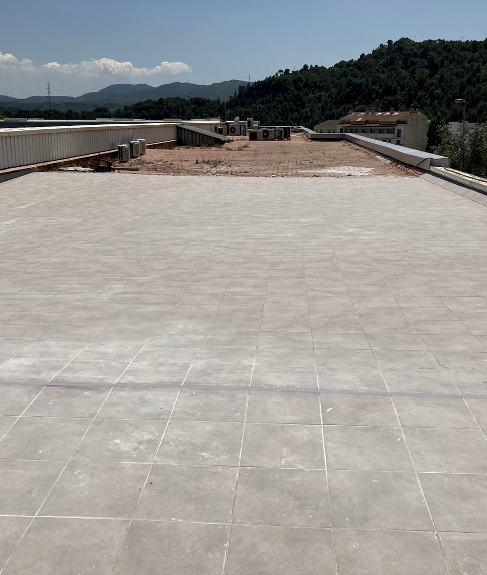 Cubierta plana impermeabilizada y pavimentada
