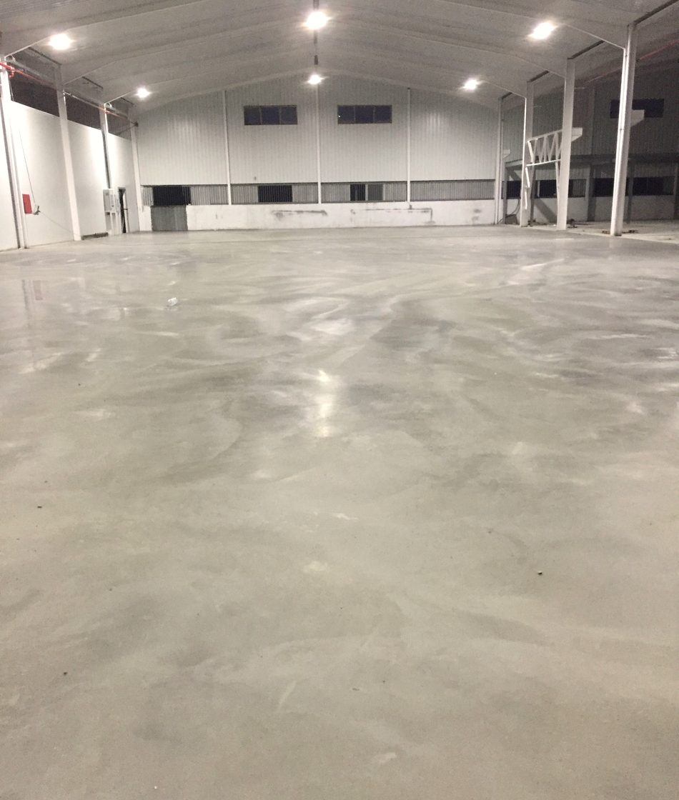 Pavimento continuo en nave industrial