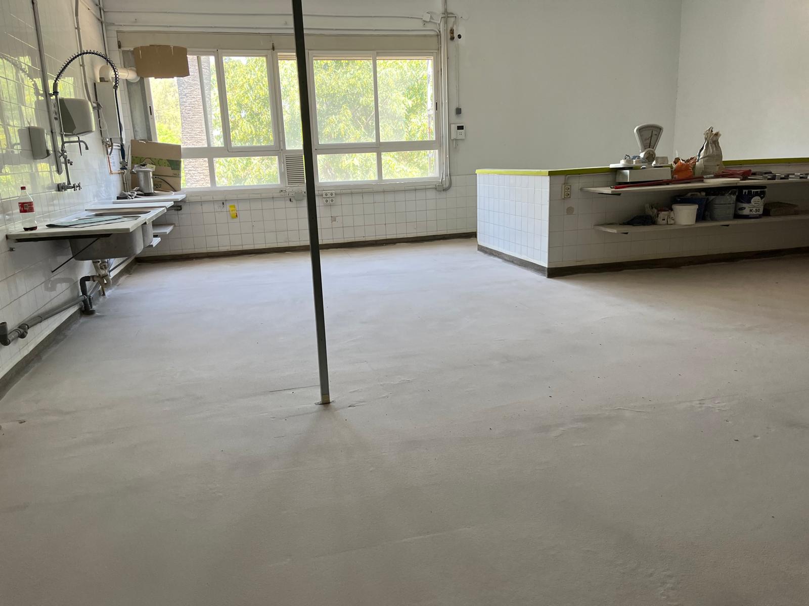 Suelo cocina industrial, antes durante y después de nuestra actuación